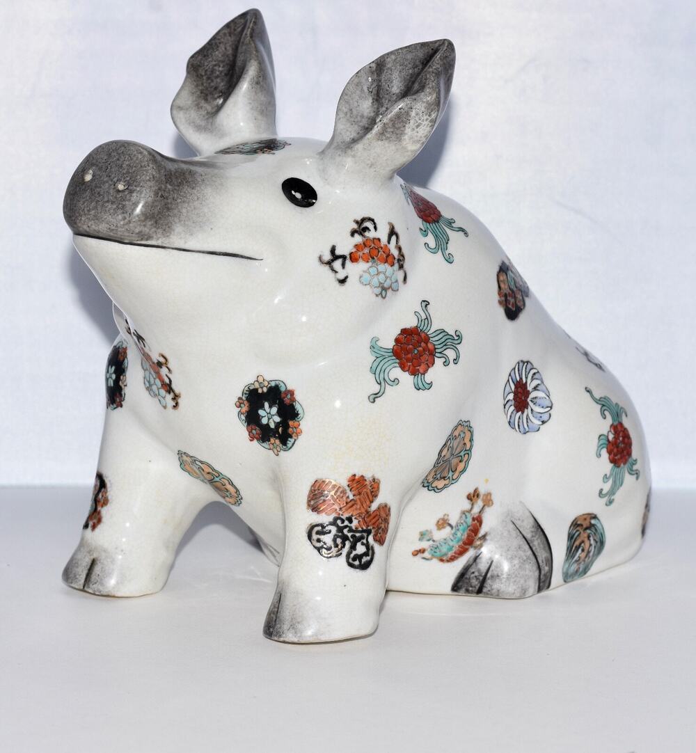 You Xian Ju Jianzhi Ceramic Enameled Lunar Year Lucky Coin Chubby Sitting Pig
